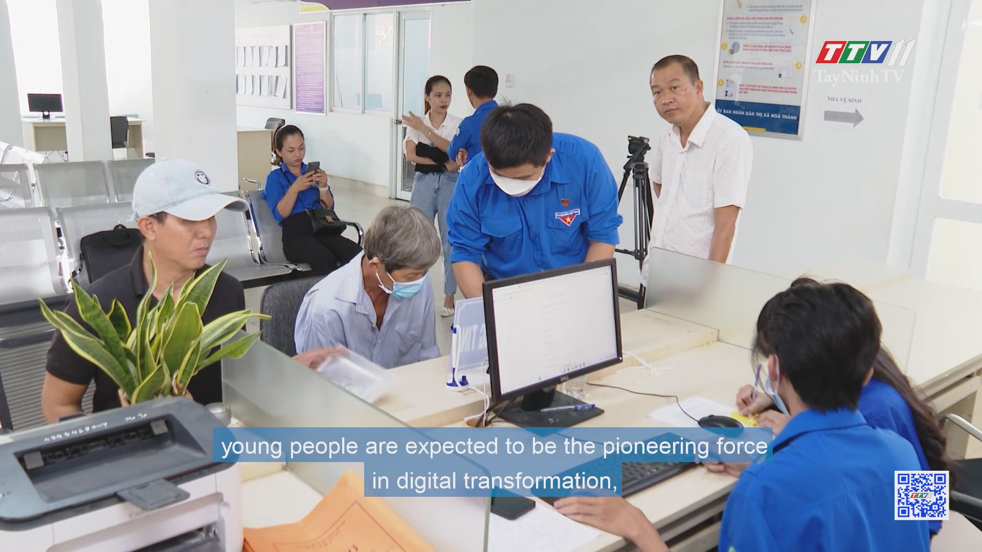 Thanh niên hỗ trợ người dân chuyển đổi số | TayNinhTV