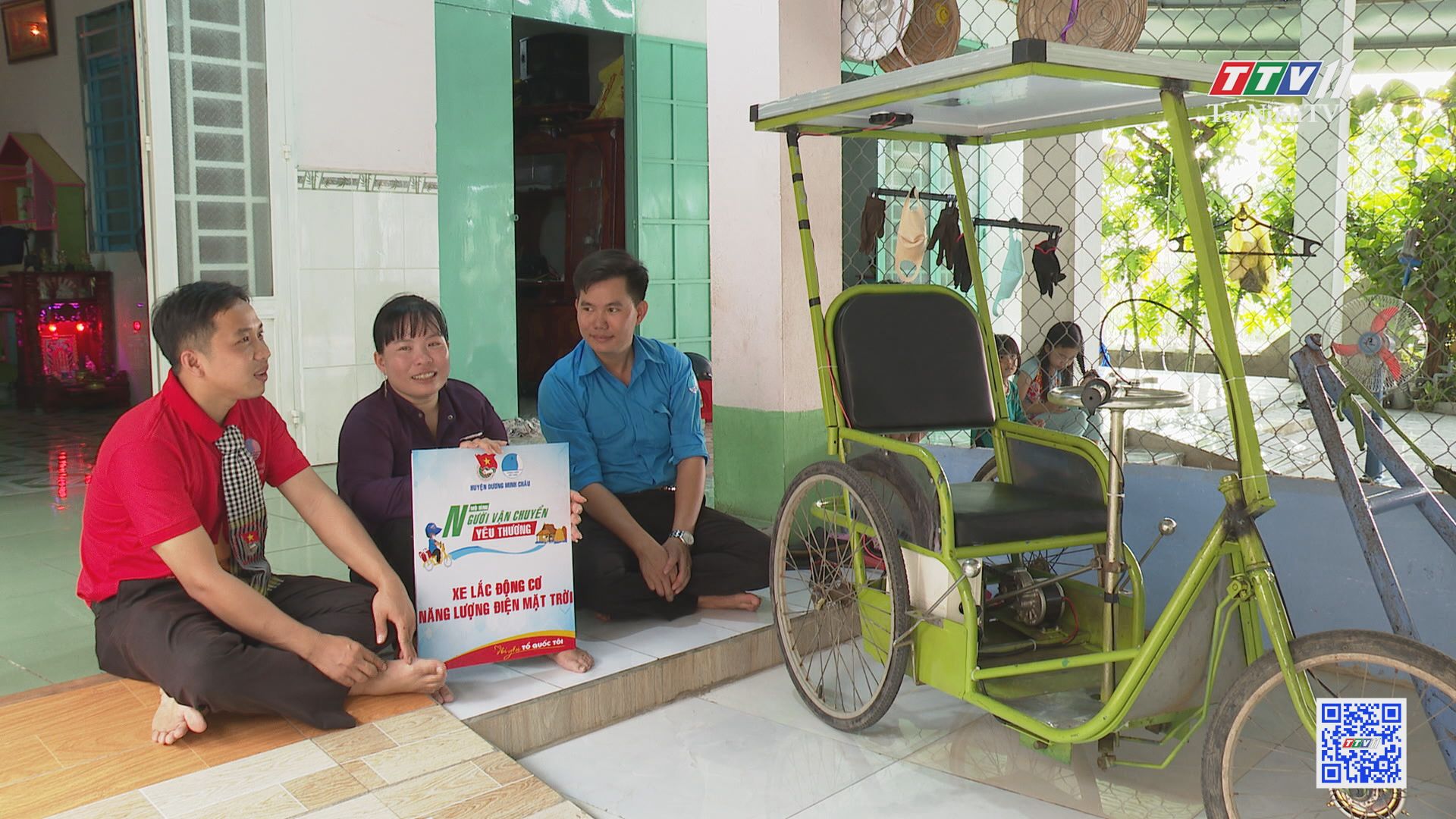 Tự thiết kế xe lắc năng lượng mặt trời tặng người khuyết tật nghèo | THANH NIÊN | TayNinhTV