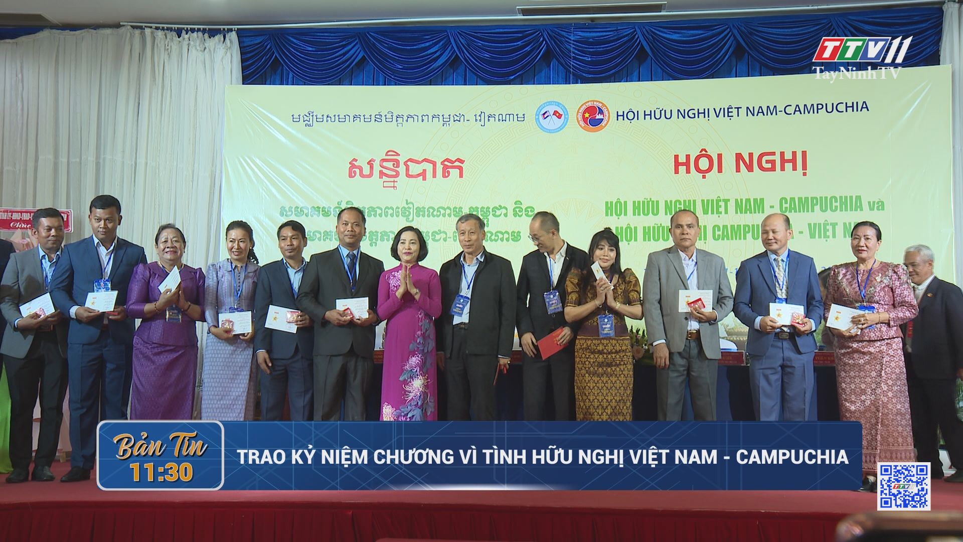 Trao kỷ niệm chương vì tình hữu nghị Việt Nam - Campuchia | TayNinhTV