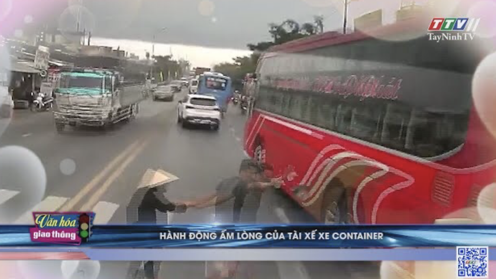 HÀNH ĐỘNG ẤM LÒNG của tài xế XE CONTAINER | Văn hóa giao thông | TayNinhTV